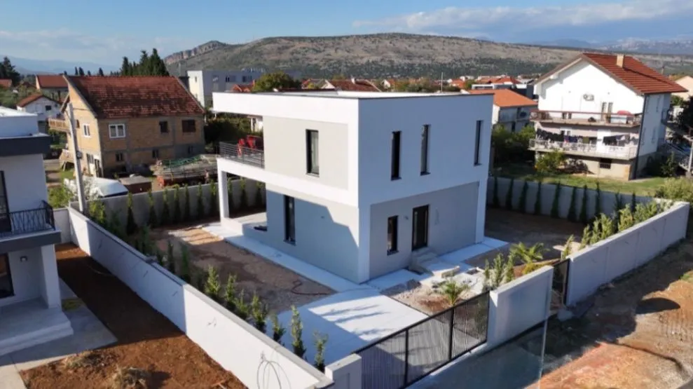 Izdavanje, kuća, 225m², Gornja Gorica, Podgorica