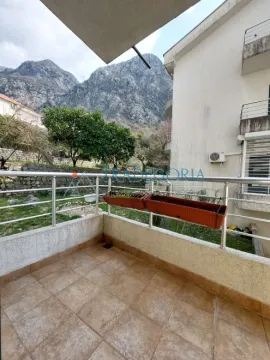 Natkriveni balkonski prostor sa pogledom na planinu i dvorište. - image 25