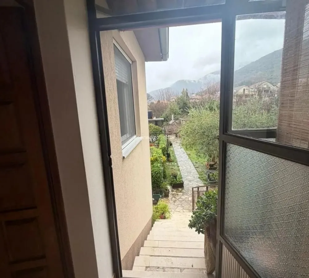 Izdavanje, dvosoban stan, 100m², Centar, Tivat
