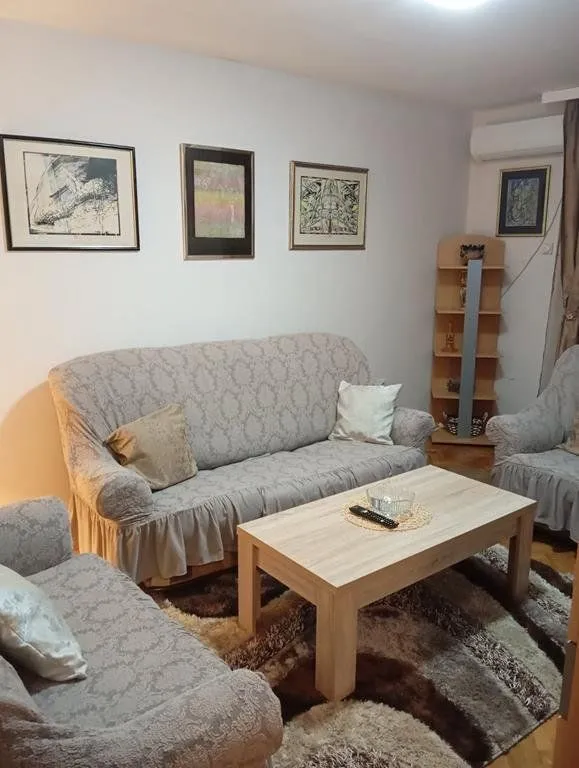 Izdavanje, dvosoban stan, 67m², Blok 6, Podgorica