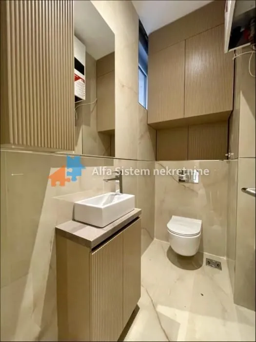 Izdavanje, četvorosoban stan, 174m², Savski Venac, Beograd