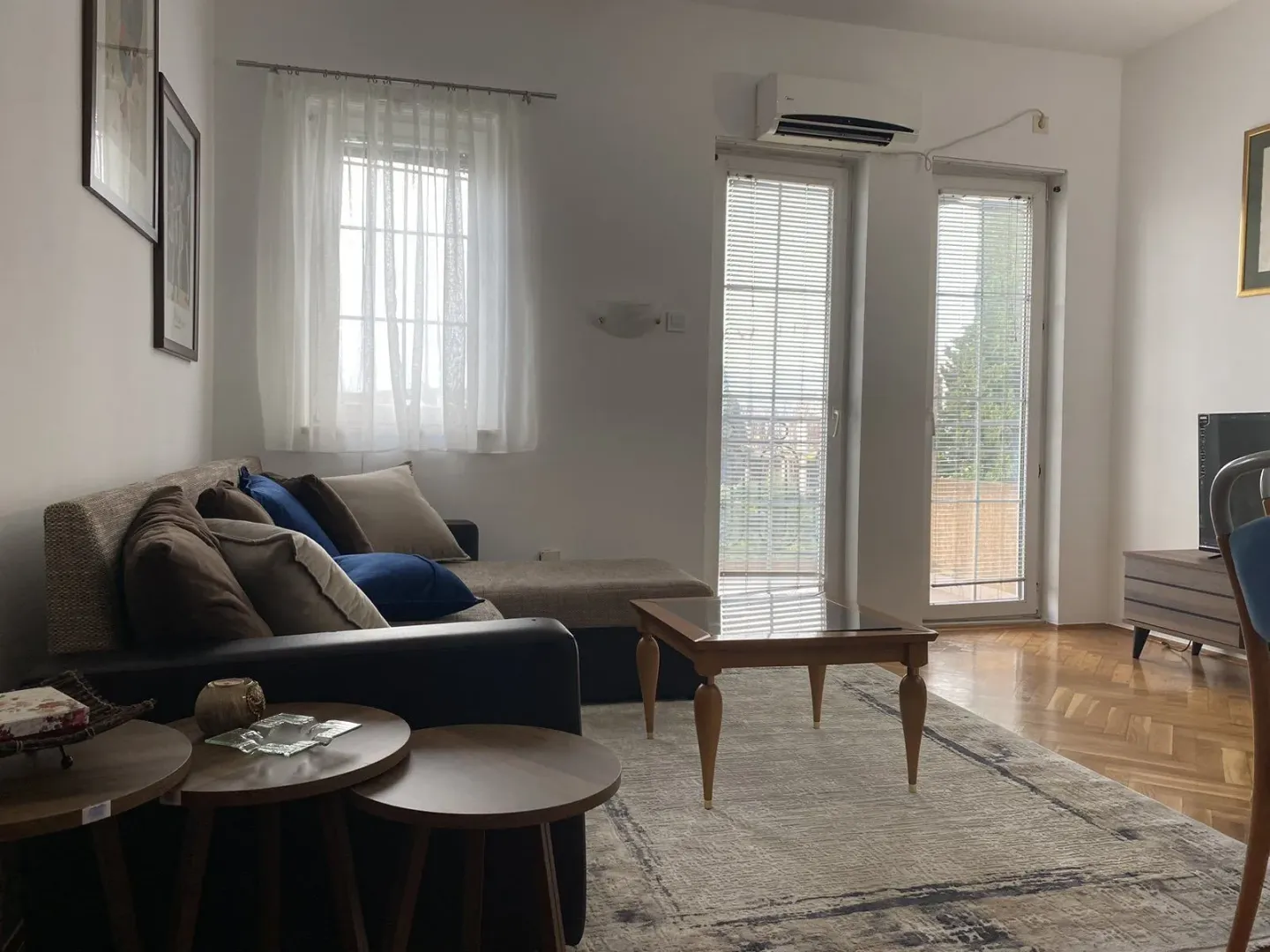 Living room with a sofa and a table.