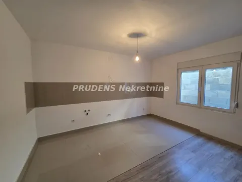 Prazna kuhinja sa keramičkim pločicama na zidu i podu. - image 3