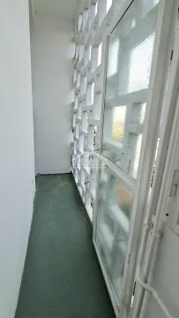 Pogled na natkrivenu terasu sa dekorativnim pregradnim zidom i balkonskim vratima. - image 8