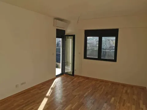 Izdavanje, dvosoban stan, 64m², City Kej, Podgorica - image 4