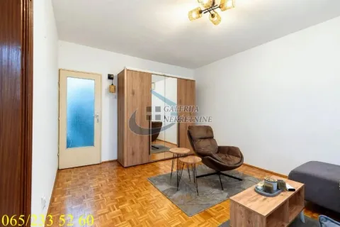 Dnevna soba sa foteljom, stočićem i garderoberom. - image 18