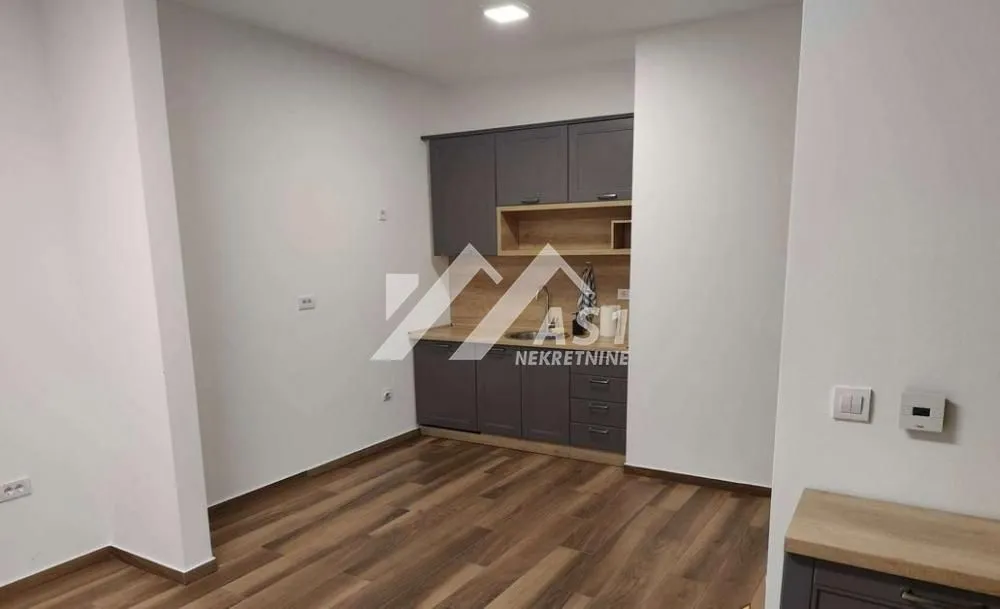 Izdavanje, četvorosoban stan, 100m², Stari grad, Novi Sad