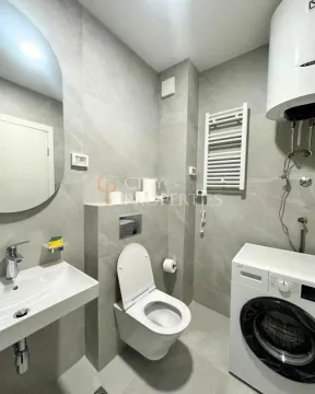 Moderno opremljeno kupatilo sa sanitarijama i veš mašinom. - image 5