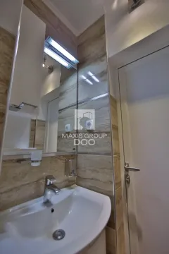 Pogled na umivaonik sa ogledalom i ormarićem u kupatilu. - image 18