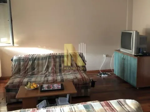 Izdavanje, garsonjera, 31m², Bulevar Oslobodjenja, Novi Sad Sve Podlokacije