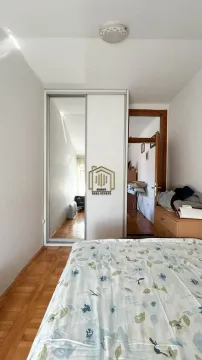 Spavaća soba sa krevetom, ugradnim plakarom sa ogledalom i komodom. - image 6