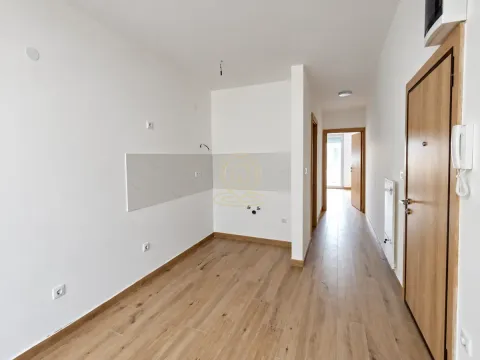 Prazna kuhinjska niša sa priključcima i belim zidovima u stanu. - image 3