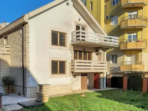 Izdavanje, kuća, 250m², Preko Morače, Podgorica - image 1
