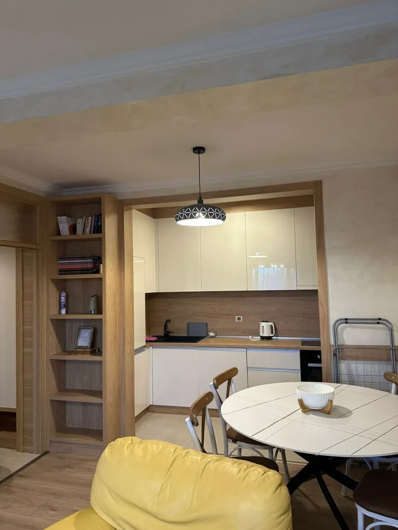 Kitchen with a dining area and built-in units.