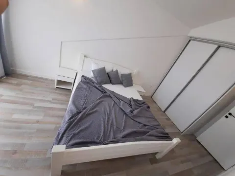 Svjetla spavaća soba sa bračnim krevetom i ugradnim plakarom. - image 12
