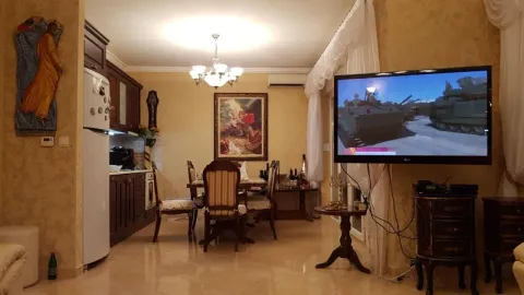 Dnevni boravak sa trpezarijom i televizorom na zidu. - image 6