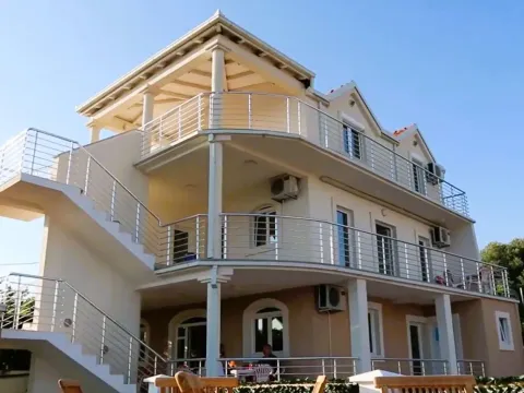 Izdavanje, kuća, 382m², Krimovica, Kotor - image 11