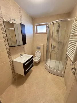 Uređeno kupatilo sa tuš kabinom, umivaonikom i toaletom. - image 6