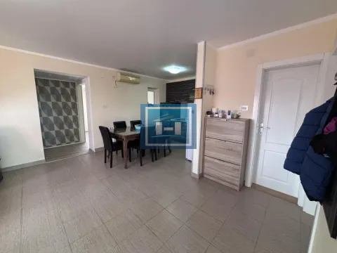 Dnevni boravak sa trpezarijom i pločicama na podu. - image 35
