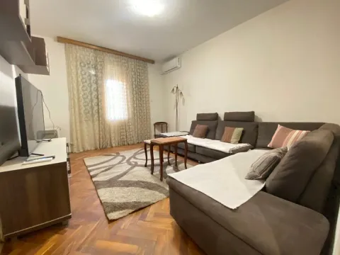 Izdavanje, dvosoban stan, 68m², Centar, Podgorica - image 2