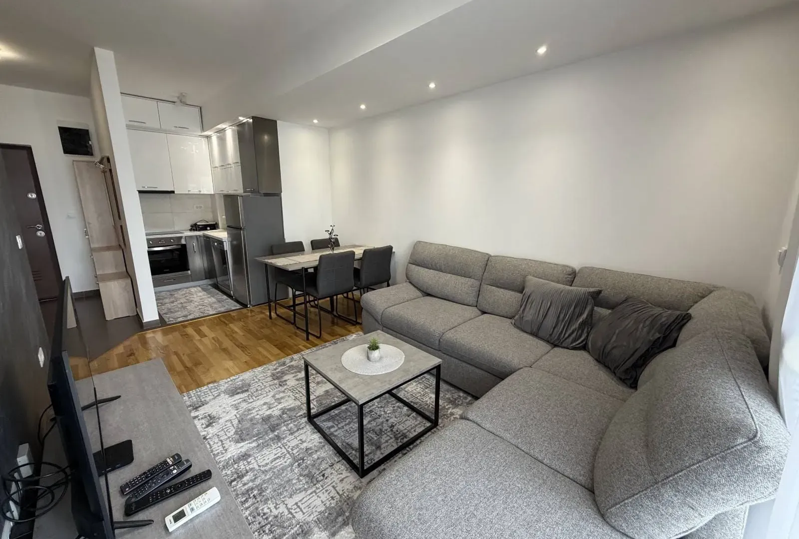 Izdavanje, jednosoban stan, 39m², Stari Aerodrom, Podgorica
