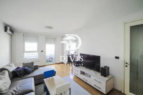 Dnevna soba sa garniturom, televizorom i izlazom na terasu. - image 4