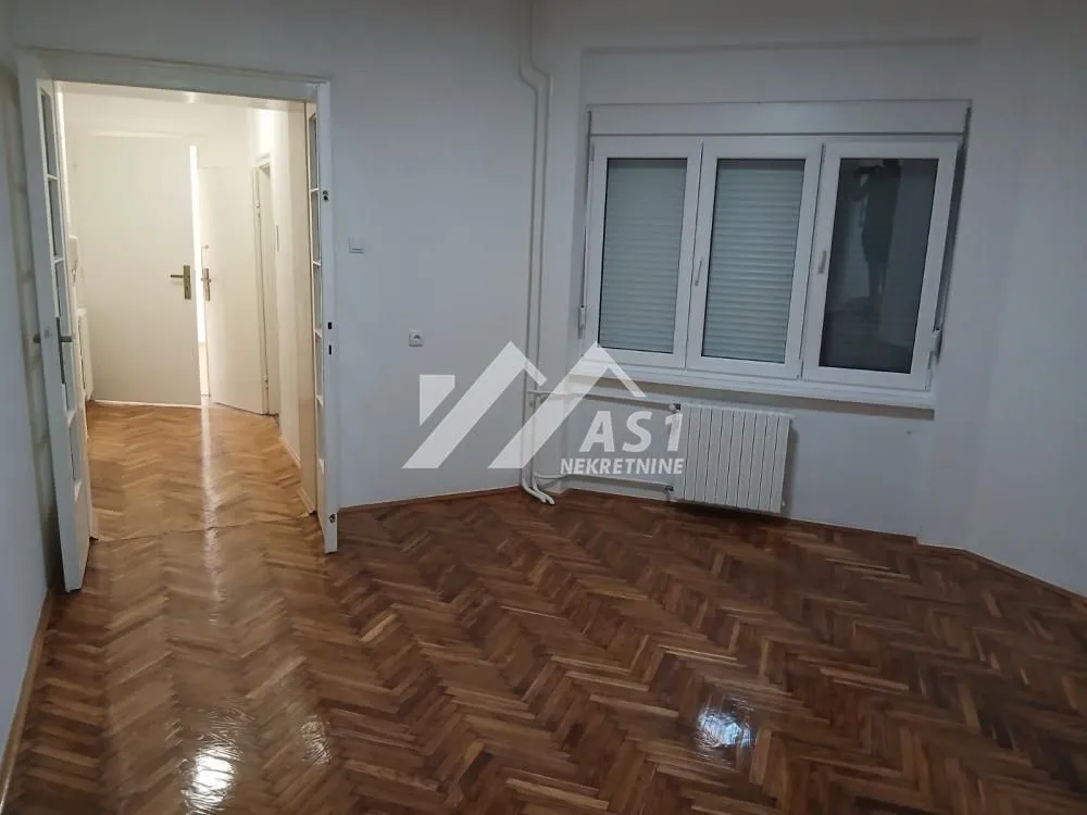 Izdavanje, trosoban stan, 61m², Centar, Novi Sad