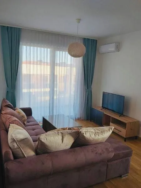 Izdavanje, dvosoban stan, 60m², Bečići, Budva