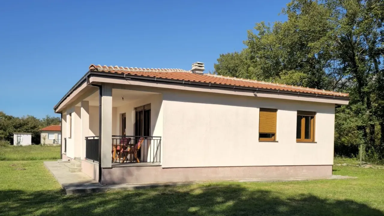 Rent, house, 120m², Piperi, Podgorica
