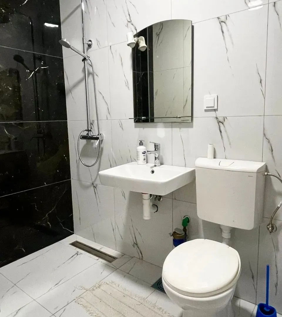 Izdavanje, dvosoban stan, 67m², Centar, Bar