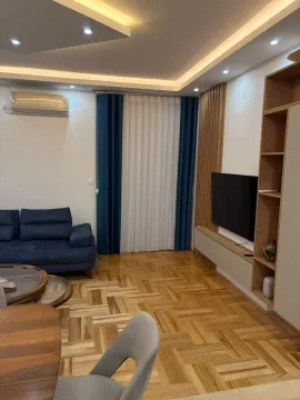 Moderan dnevni boravak sa garniturom, TV policom i parketom na podu. - image 5