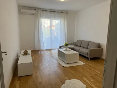Svijetao i uredan dnevni boravak sa garniturom i izlazom na terasu. - image 2