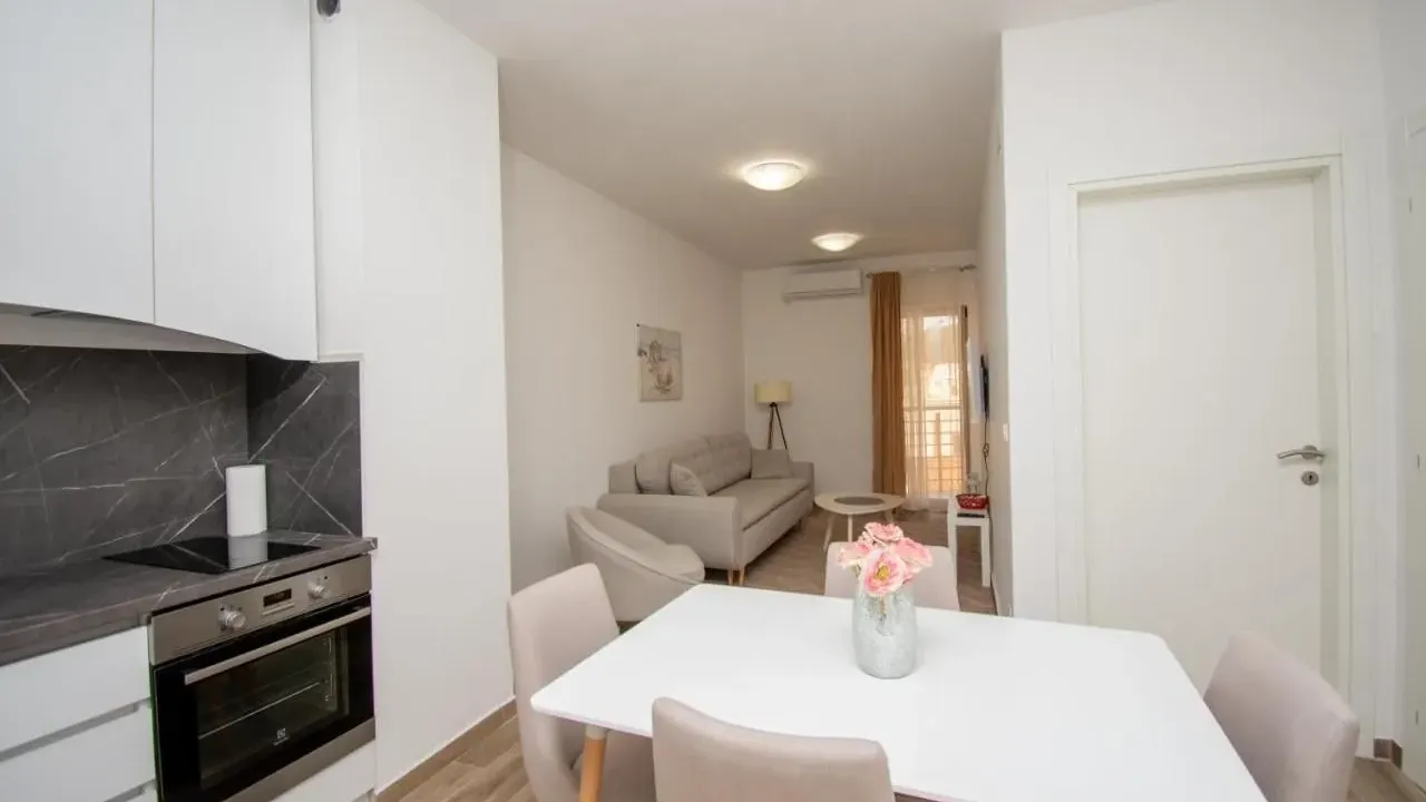 Izdavanje, jednosoban stan, 46m², Budva, Crna Gora