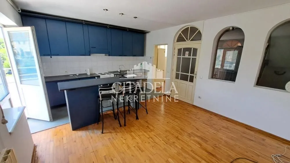 Izdavanje, kuća, 200m², Čukarica, Beograd