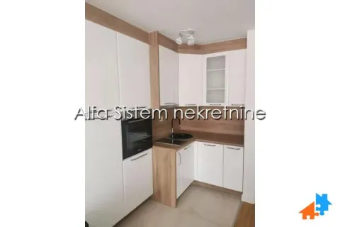 Manja kuhinja sa belim elementima i drvenim detaljima. - image 6