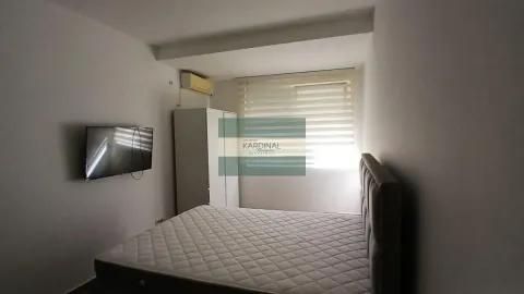 Nameštena spavaća soba sa bračnim krevetom, garderoberom i televizorom. - image 4