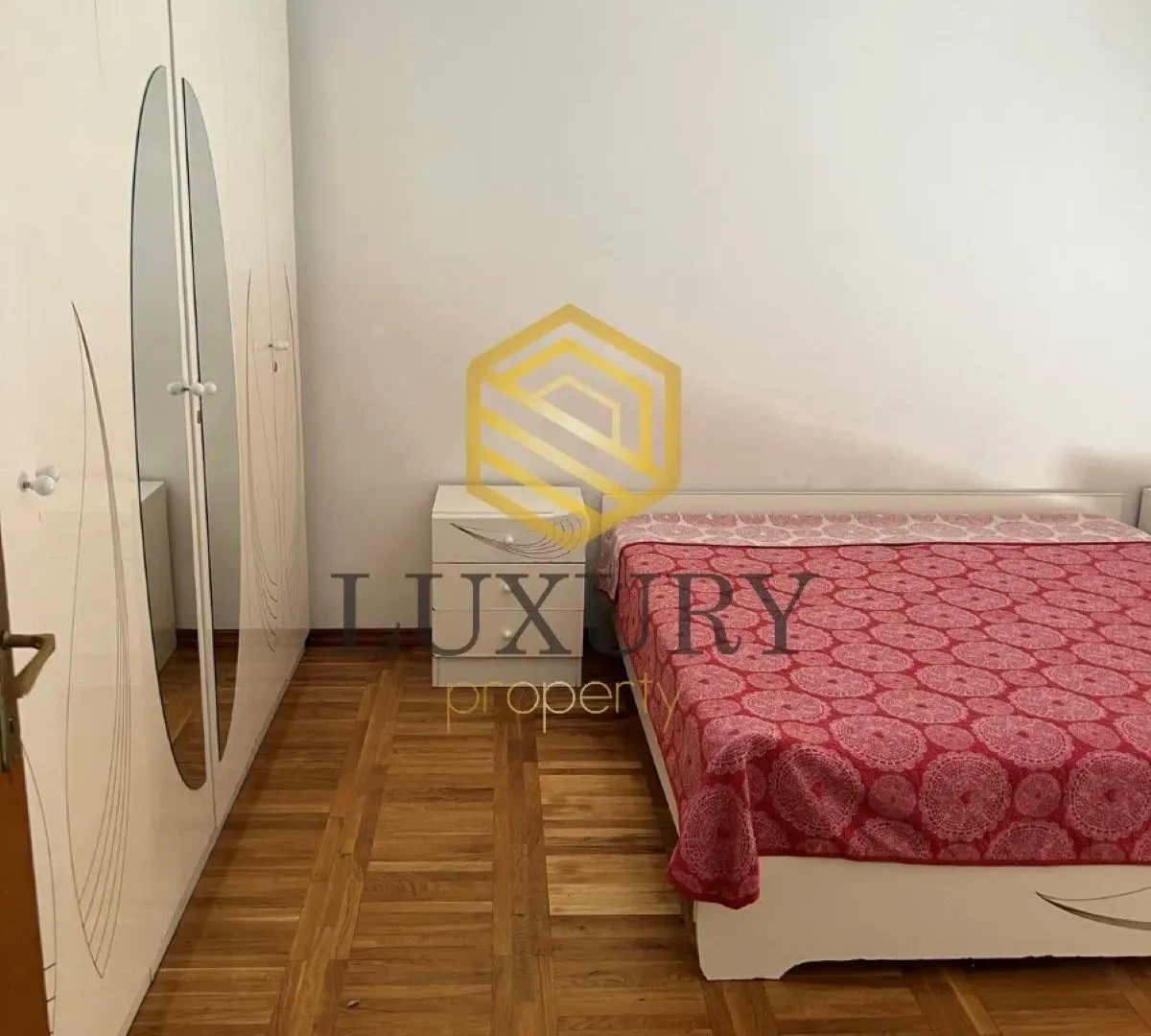 Izdavanje, kuća, 250m², Tološi, Podgorica