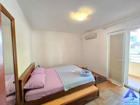 Namještena spavaća soba sa bračnim krevetom, klima-uređajem i izlazom na terasu. - image 7