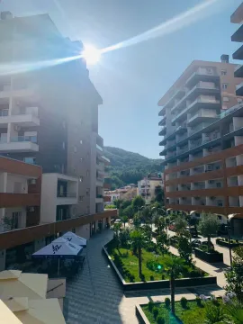 Eksterijer modernih stambenih zgrada sa uređenim dvorištem i zelenilom. - image 7