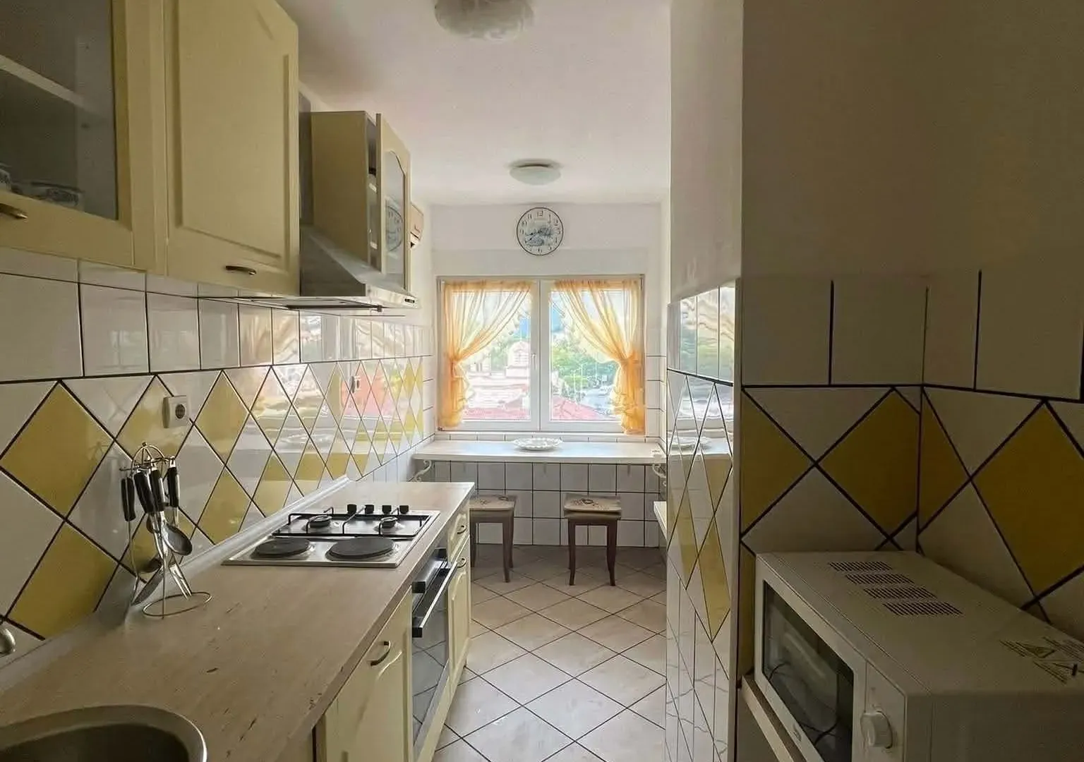 Izdavanje, jednosoban stan, 75m², Centar, Tivat