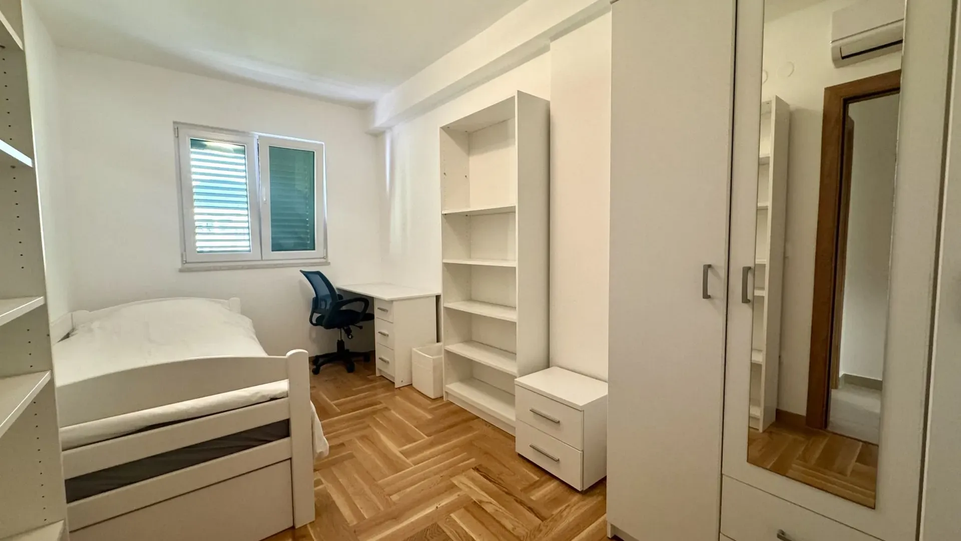 Rent, three bedroom apartment, 86m², Kalimanj, Tivat