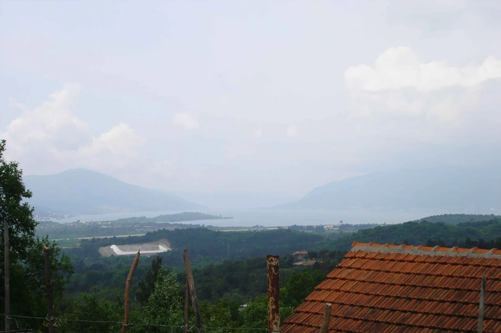 Pogled na zaliv i okolne planine sa uzvišenja.