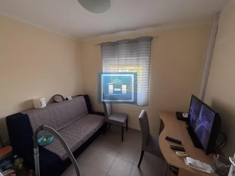 Manja dnevna soba sa kaučem, radnim stolom, televizorom i prozorom. - image 25