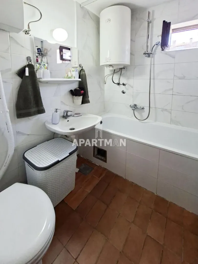 Manje kupatilo sa kadom, umivaonikom i wc šoljom.