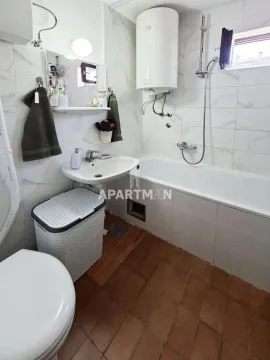 Manje kupatilo sa kadom, umivaonikom i wc šoljom. - image 13