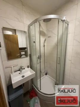 Kupatilo sa tuš kabinom, umivaonikom i ogledalom. - image 9