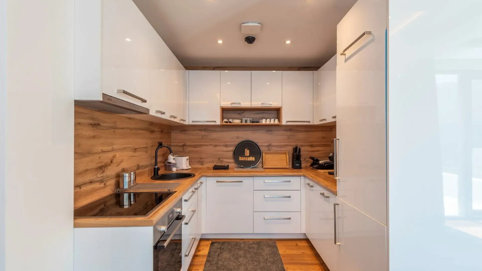 Sale, five bedroom apartment, 300m², Bečići, Budva
