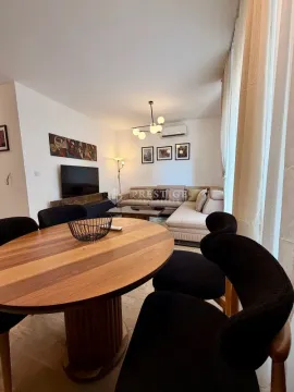 Dnevni boravak sa trpezarijom i garniturom za sjedenje. - image 6