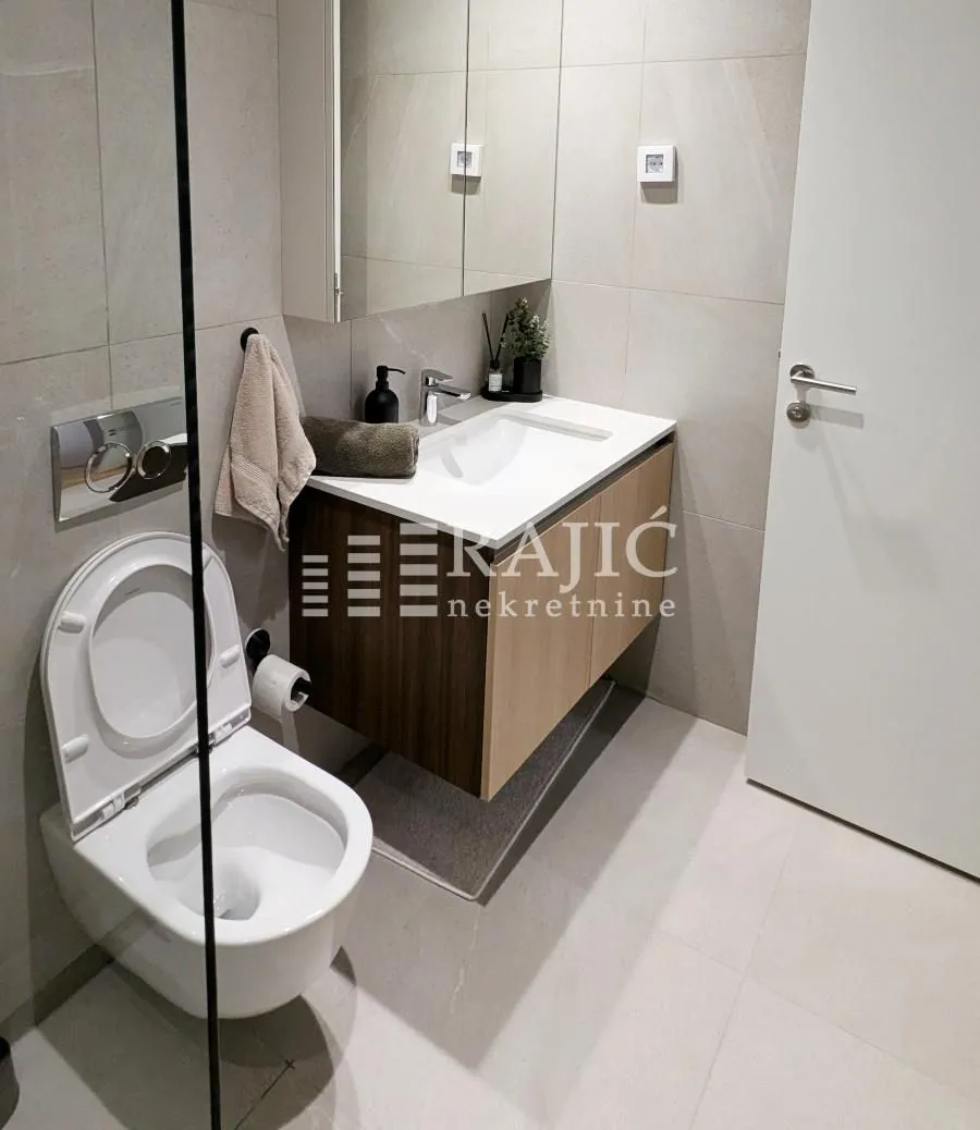 Modern bathroom equipped with a washbasin and toilet.