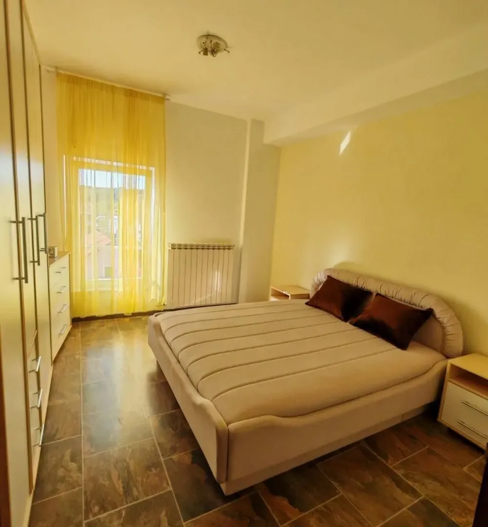 Izdavanje, četvorosoban stan, 120m², Petlovo Brdo, Beograd